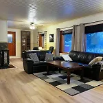 Дом отдыха Cozy Timber With Sauna & Grill Hut