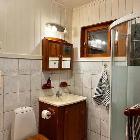 Дом отдыха Cozy Timber With Sauna & Grill Hut Storsteinnes